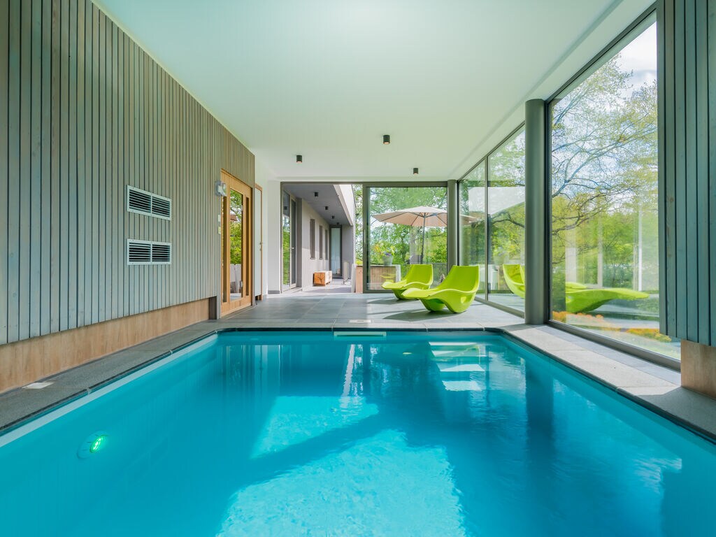 Moderne goed geïsoleerde villa met binnenzwembad midden in de natuur van Noiseux