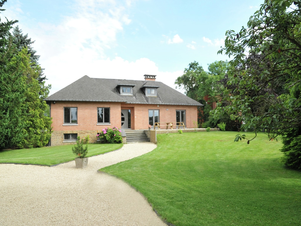 Vrijstaand vakantiehuis in Marche-en-Famenne met een tuin