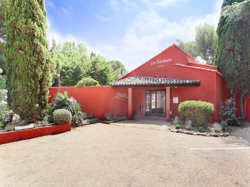 Resort in Arles met zwembaden bij Camargue