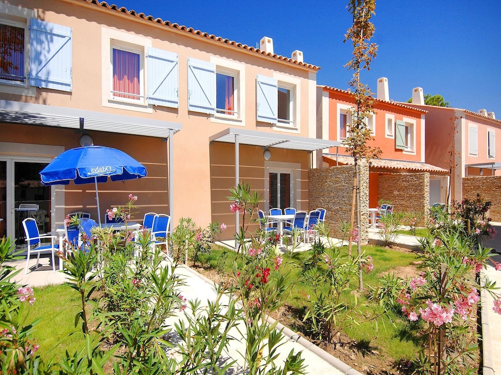 Modernes Zimmer mit Pool und Terrasse