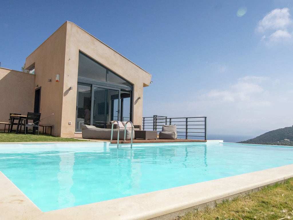 Moooie villa met privé zwembad, tennisbaan, zicht op Sivota baai op Lefkas