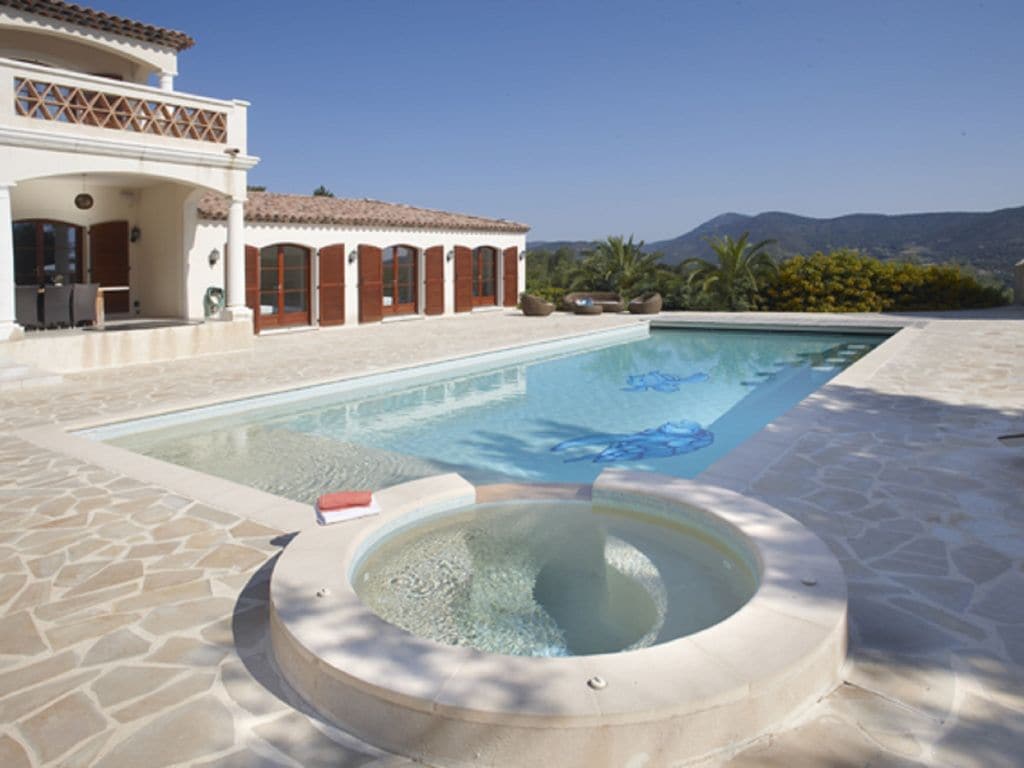 Elegante villa met een riant privézwembad en dakterras.