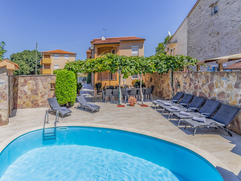 Villa in Peroj mit Pool am Strand