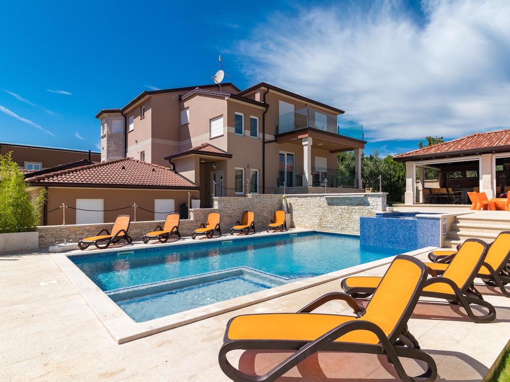 Villa in Pula met zwembad bij Arena