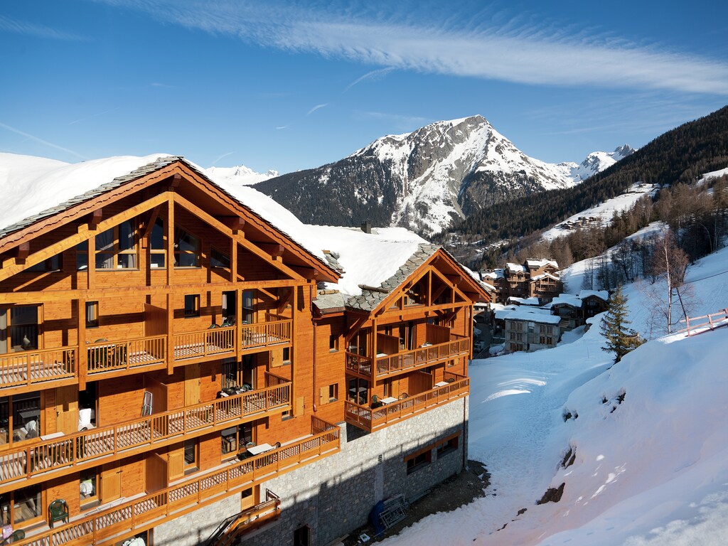 Résidence L’Etoile de Cimes ligt direct aan de piste en nabij de skiliften, in het hart van het gezellige skidorp Sainte-Foy. In het mooie wellnesscentrum  van de résidence zijn een sauna, stoomba..