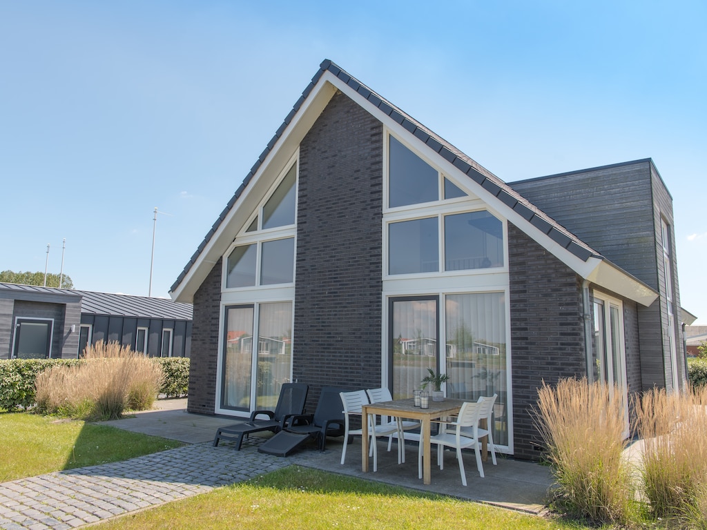 Modern Huis aan de Vijver in Zeeland