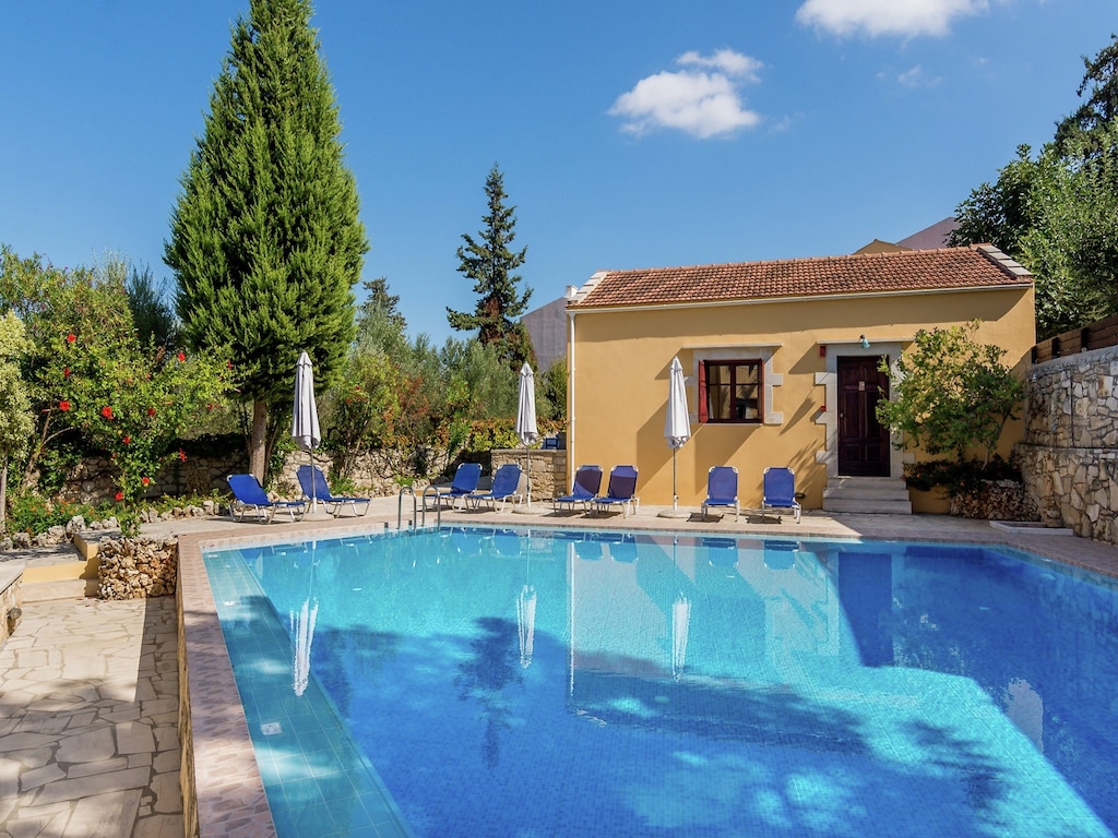 Vakantiehuis in Douliana met gedeeld zwembad