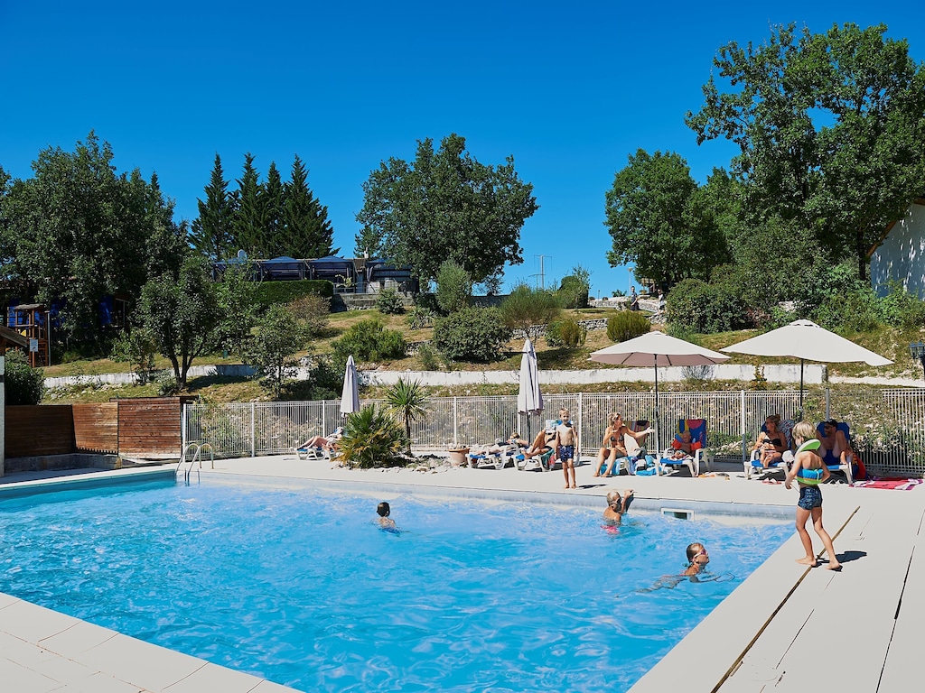 Bungalow met terras op een heuvel in Dordogne