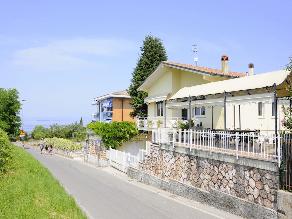 Op slechts 300 meter van de haven en het zandstrand van Pacengo di Lazise