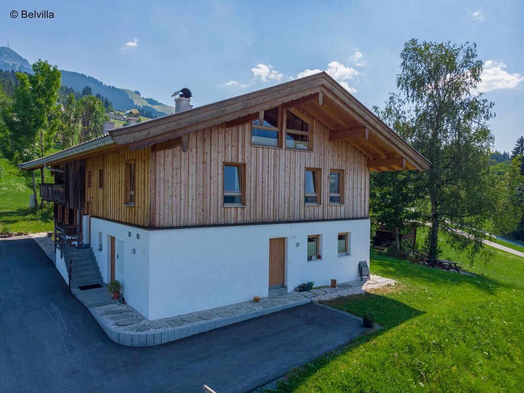 Flat directly on the ski slope with valley view