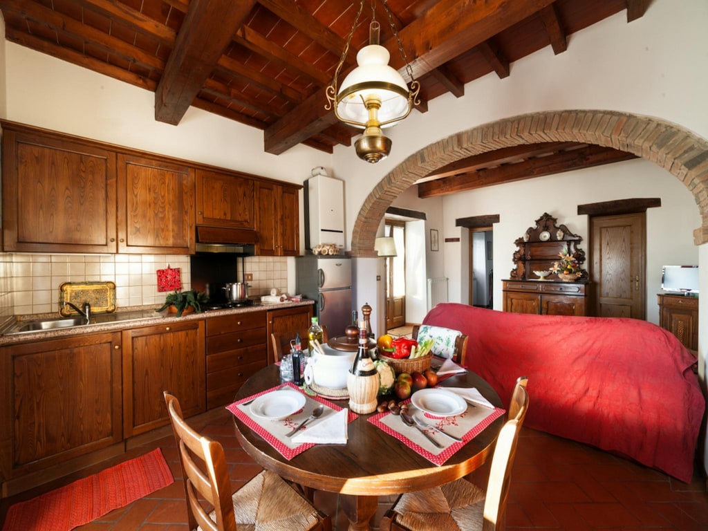 Appartement met veel ruimte rondom woning op landgoed met zwembad en in Toscane.