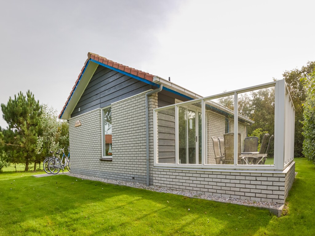 Comfortabele bungalow met afwasmachine 1,5 km van het strand