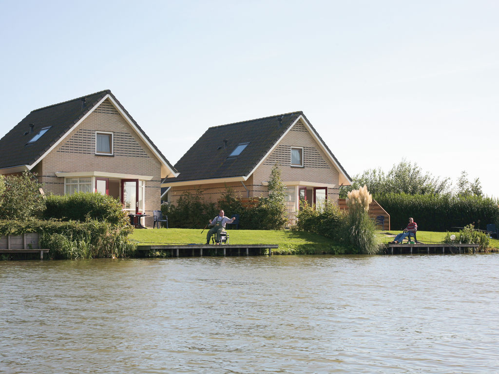 Schönes Haus mit Steg nahe dem IJsselmeer.