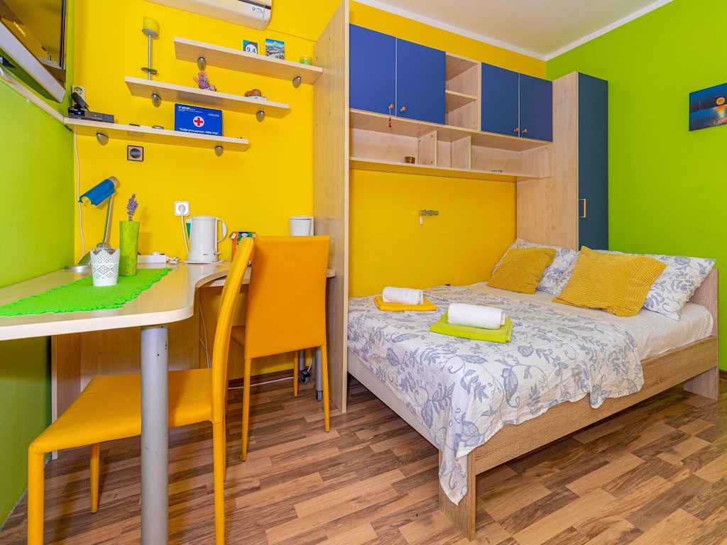 Appartement met zwembad en uitzicht op zee