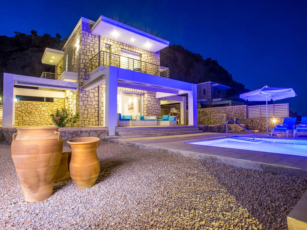 Prachtige nieuwe luxe villa bij kust met zwembad en zeezicht, vlakbij golfbaan