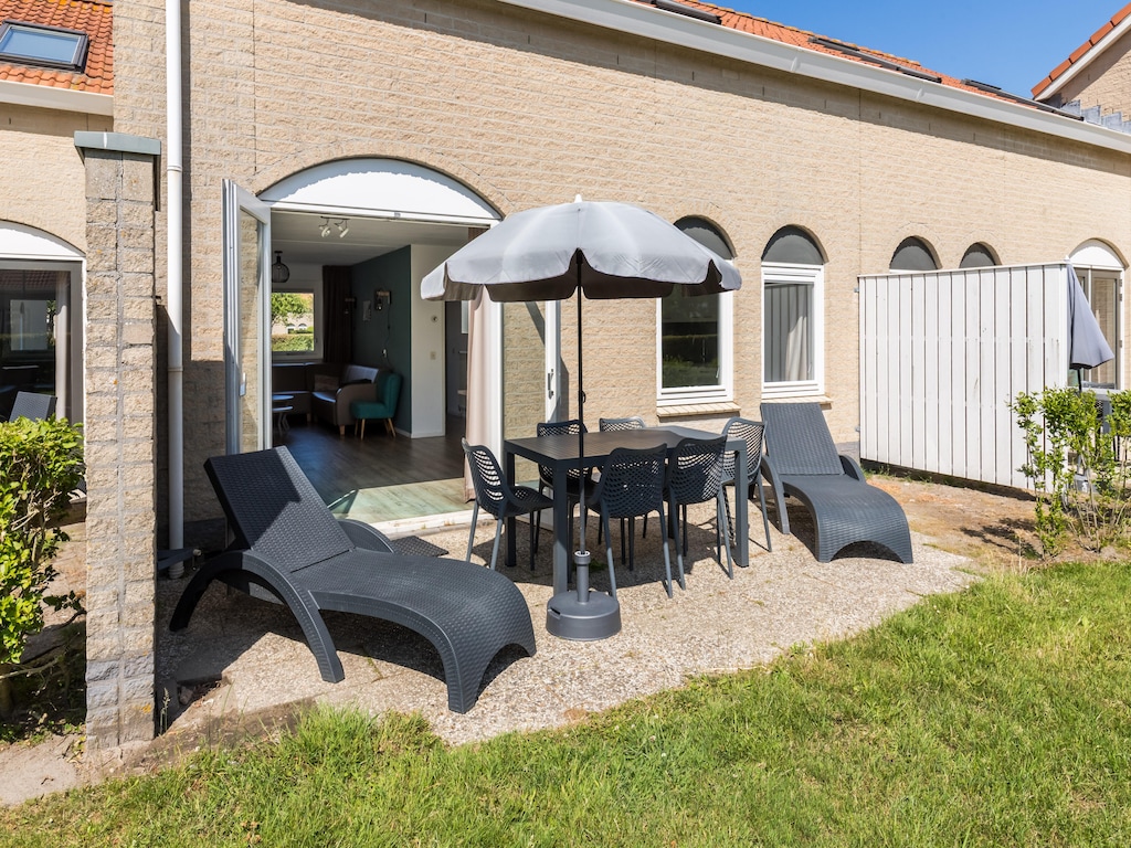 Bungalow in Zeeland met tuin en terras