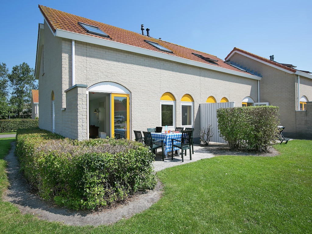 Gerestylde bungalow met 2 badkamers, op 500 m van het strand