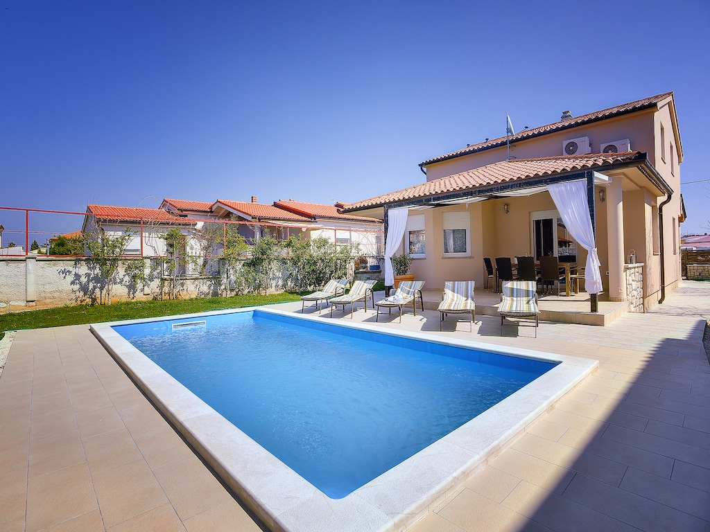 Moderne villa met privé zwembad nabij strand