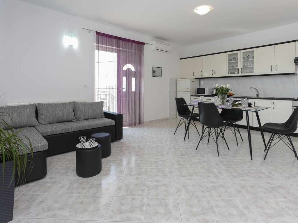 Modern appartement in Kaštel Gomilica met gedeelde tuin