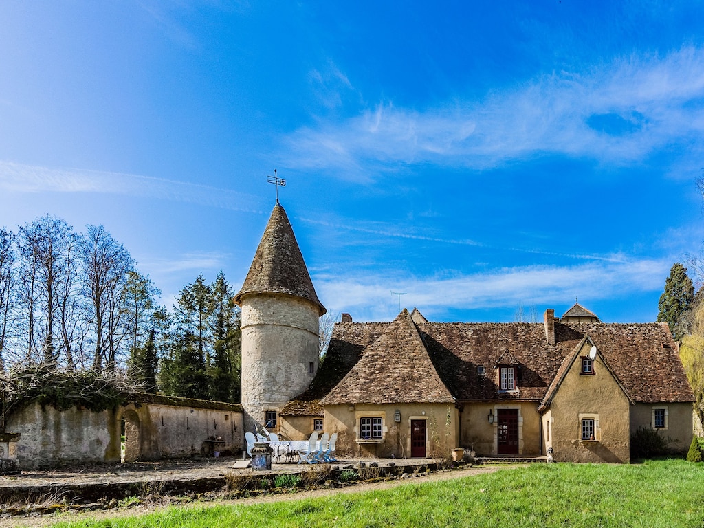 Kasteel in le Veurdre bij Compostella