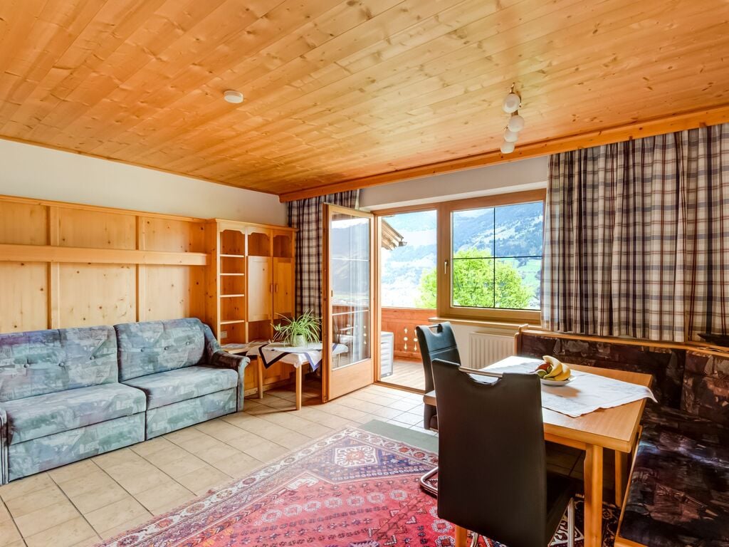 Ruim appartement in Tirol met een balkon met uitzicht
