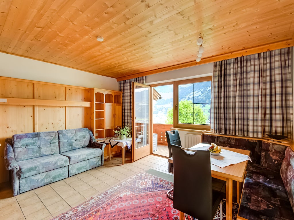 Ruim appartement in Tirol met een balkon met uitzicht