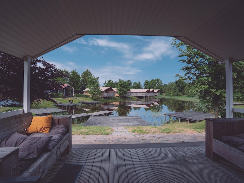 Chalets met een badkamer, nabij een vijver