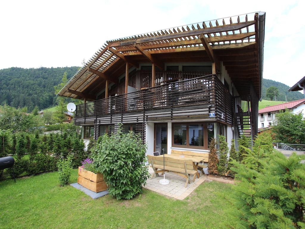 Moderne Wohnung mit Garten und Bergblick