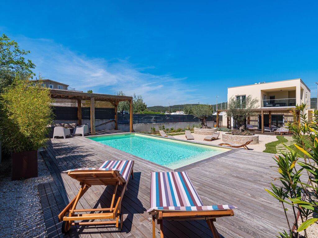 Moderne villa met zwembad, omheinde tuin