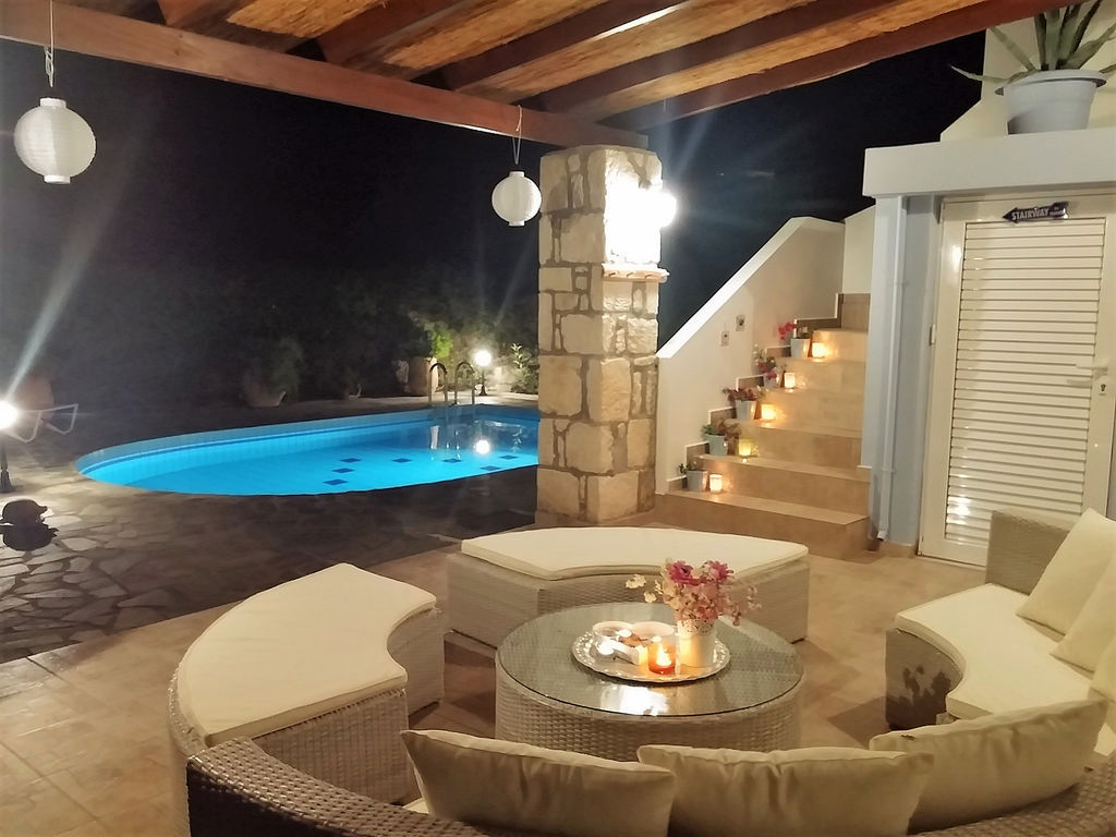 Mooie luxe villa met privé zwembad, volop privacy, bij dorpje Loutra aan NW kust