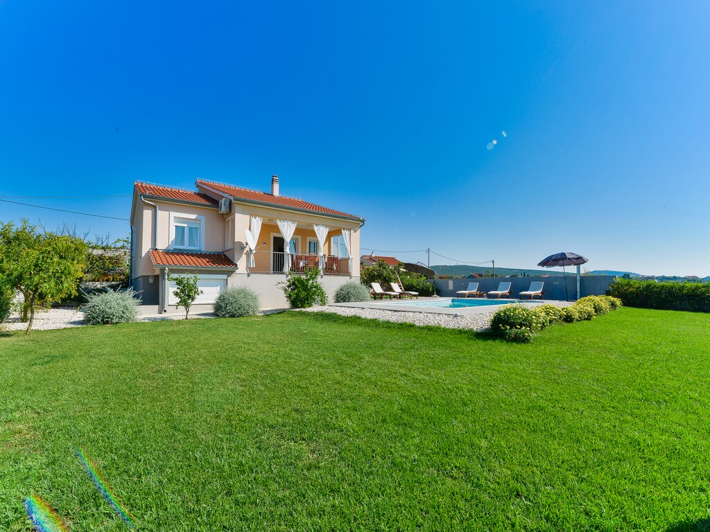 Villa in Debeljak met Privézwembad