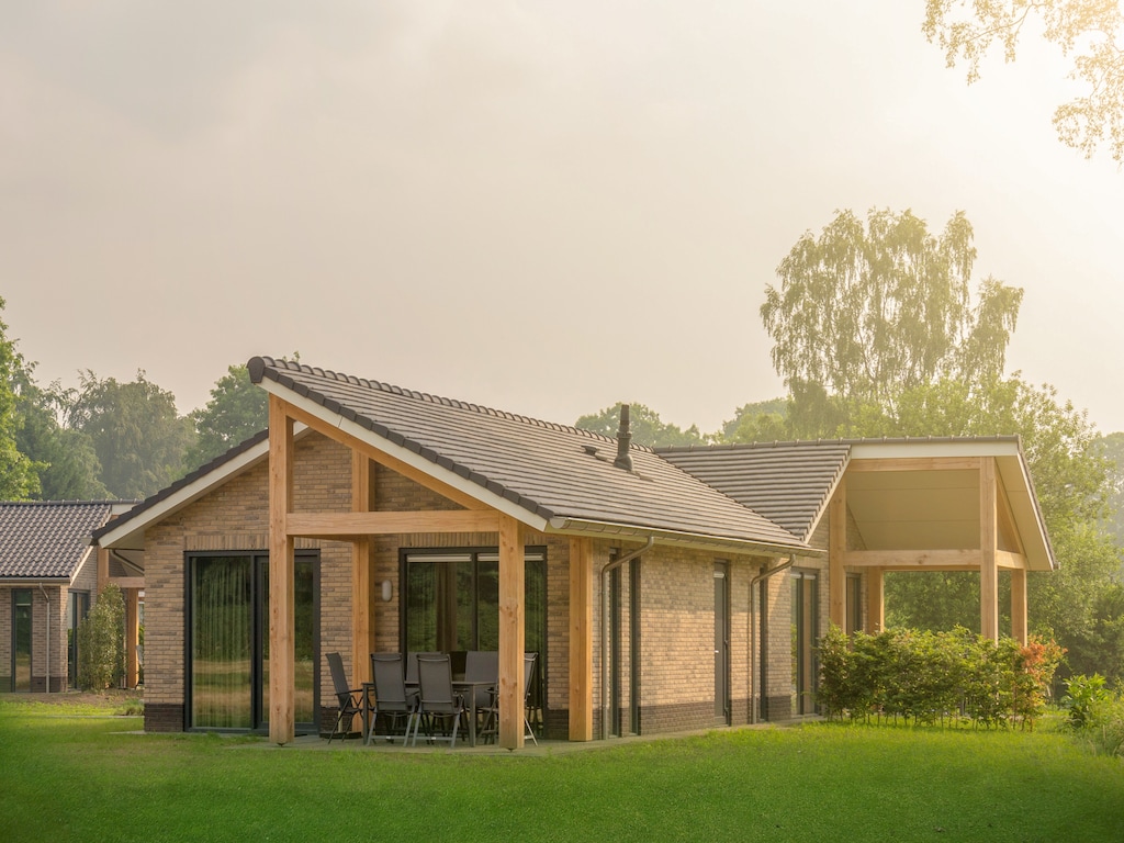Sfeervolle bungalow met overdekt terras