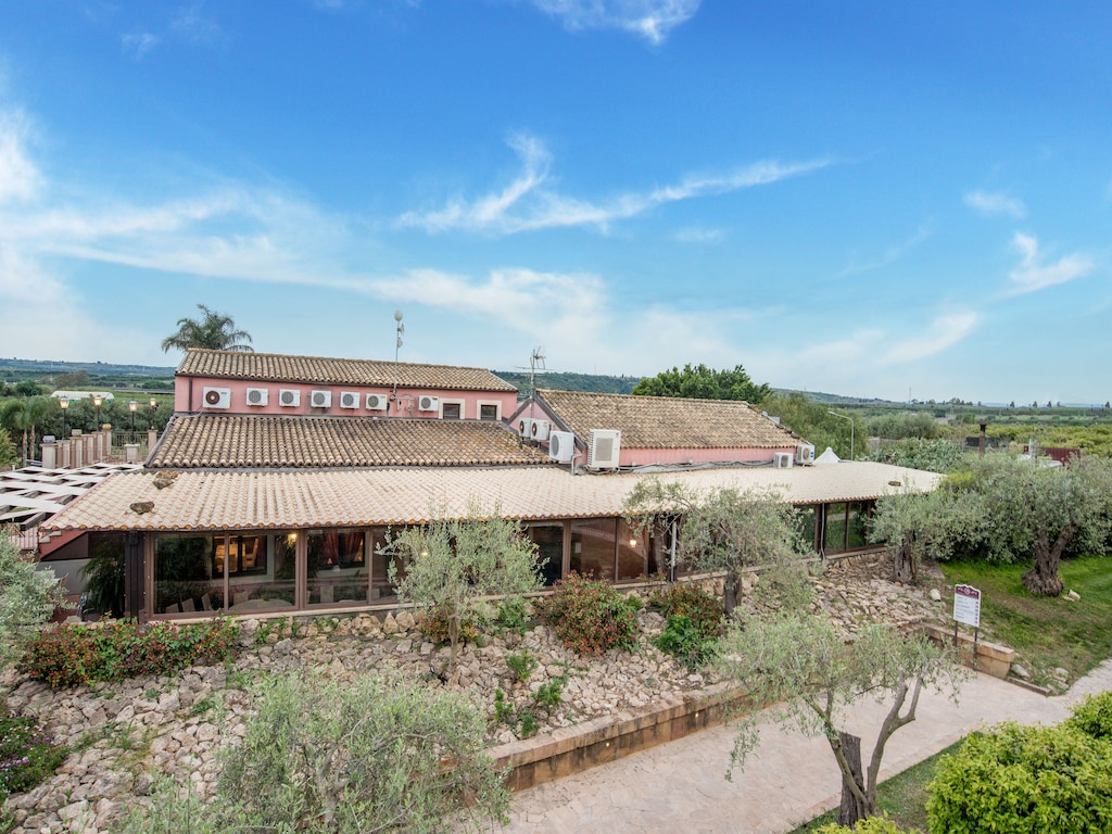 Uitnodigend Vakantiehuis in Carlentini met Zwembad