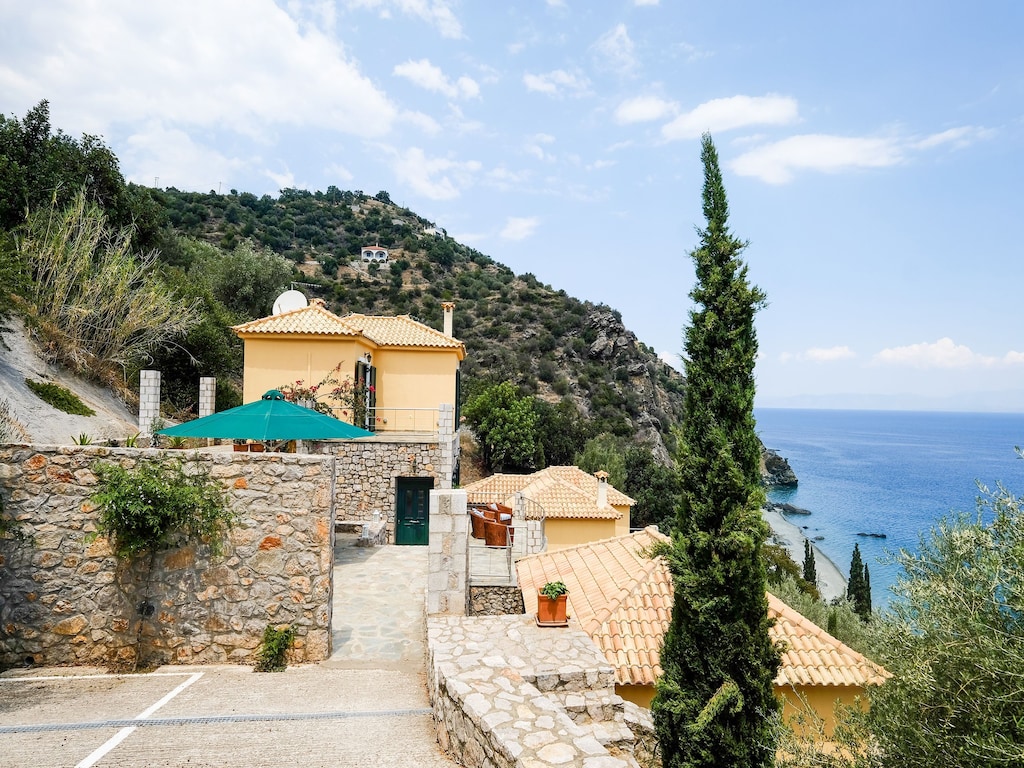 Serene kustvilla in Pera Melana