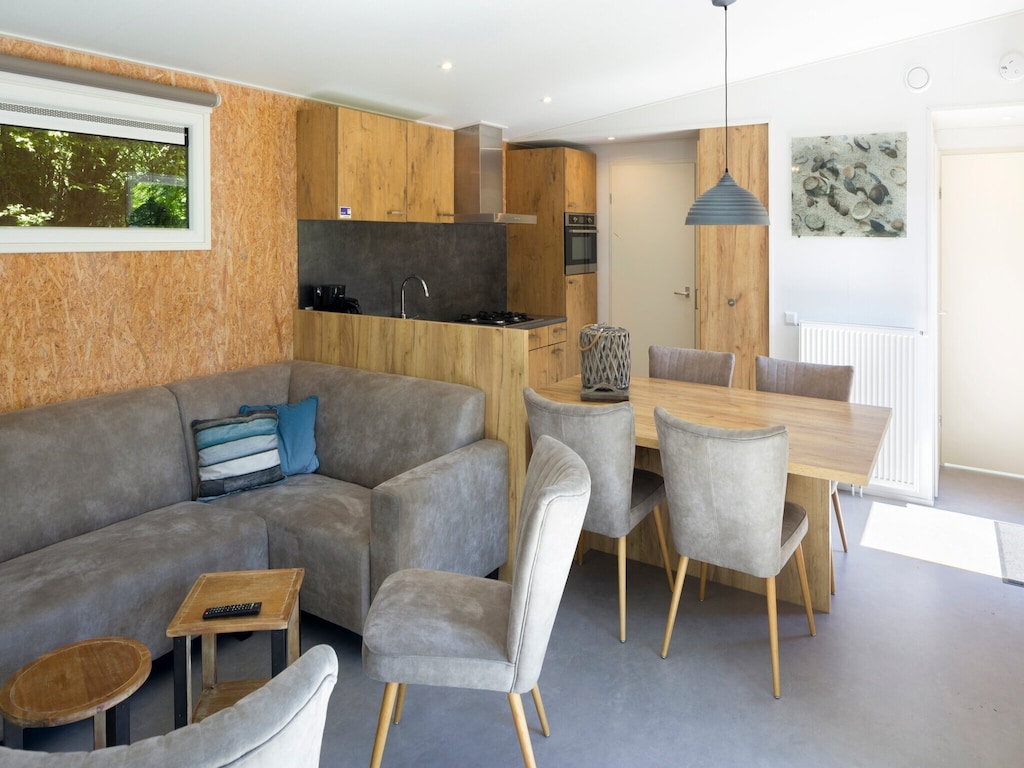 Modern chalet met combimagnetron, strand op loopafstand