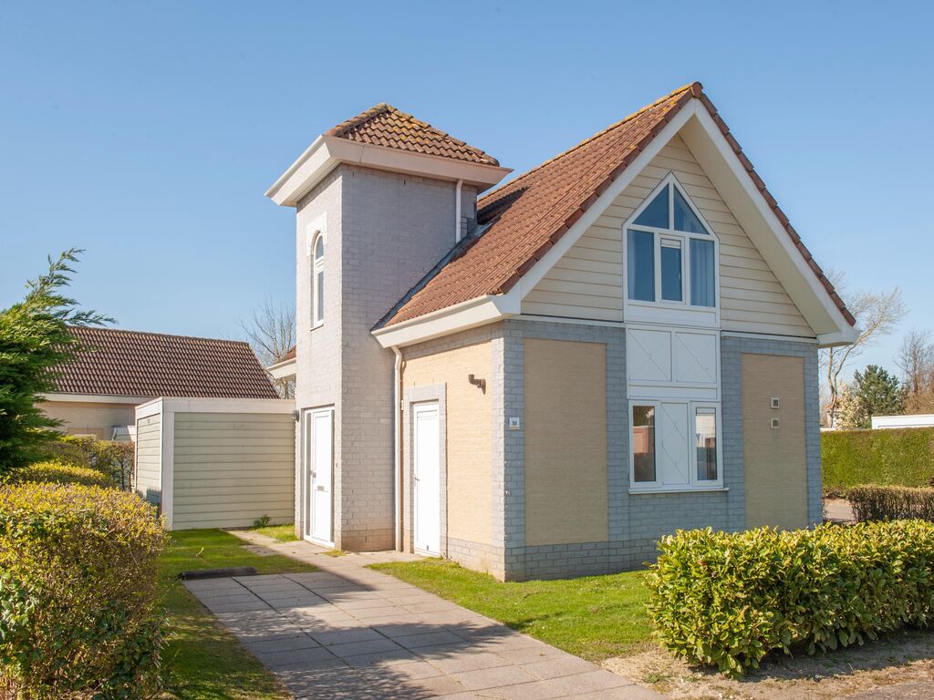 Verzorgd ingerichte villa met tuin, op 1 km. van het strand