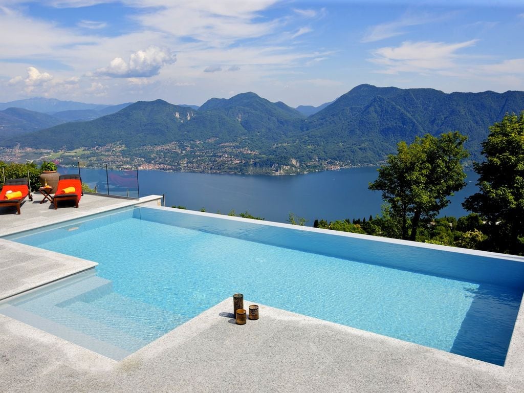 Prestigieuze villa met privézwembad, met een prachtig uitzicht op het meer