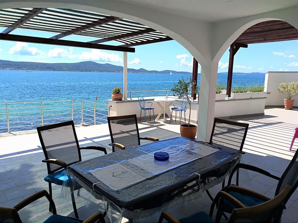 Prachtig vakantiehuis aan het strand, bestaand uit 2 verdiepingen en een overdekt terras van 120 m2