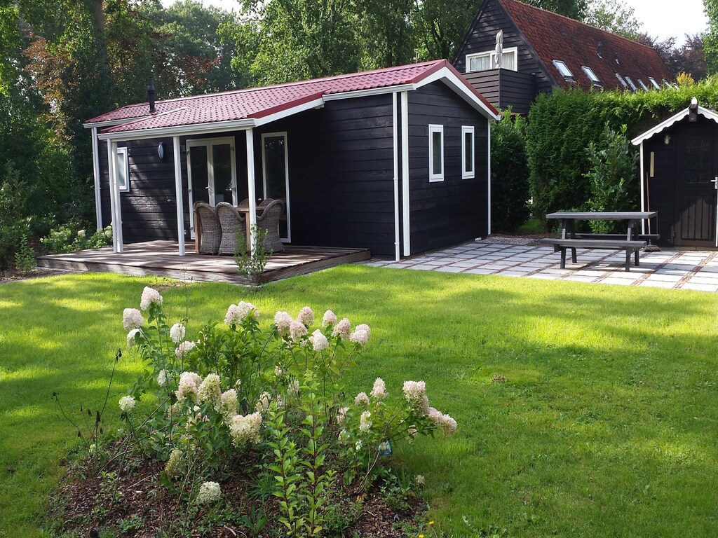 Chalet met tuinhuis op een vakantiepark