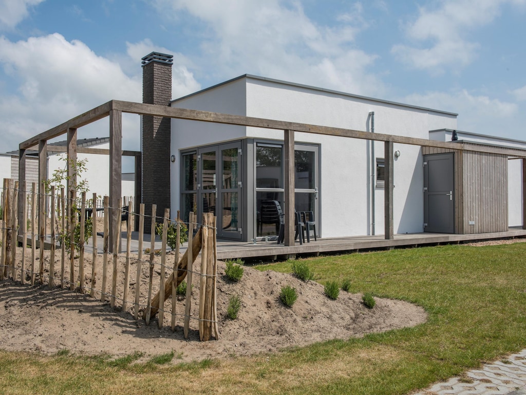 Vrijstaand, gelijkvloers vakantiehuis, een steenworp van zee