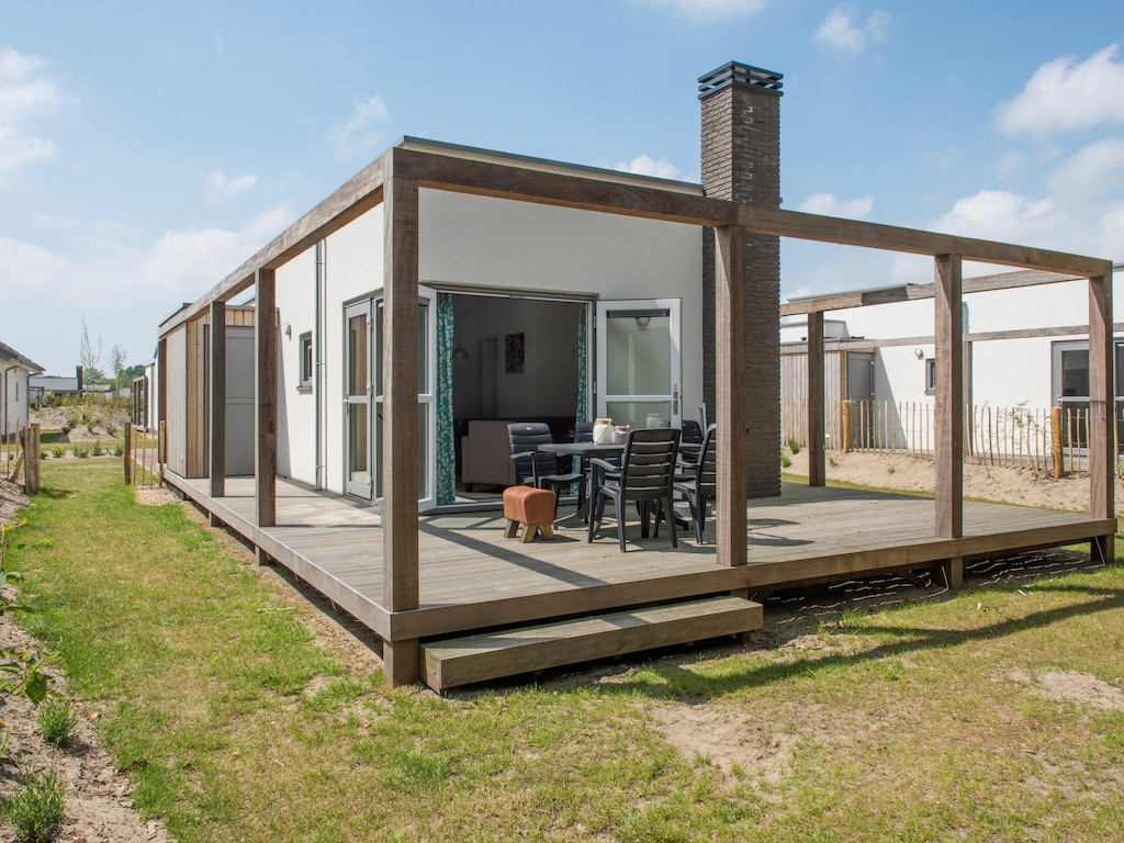 Vrijstaand, gelijkvloers vakantiehuis, een steenworp van zee