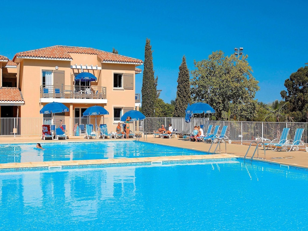 Sonniger Rückzugsort mit Pool