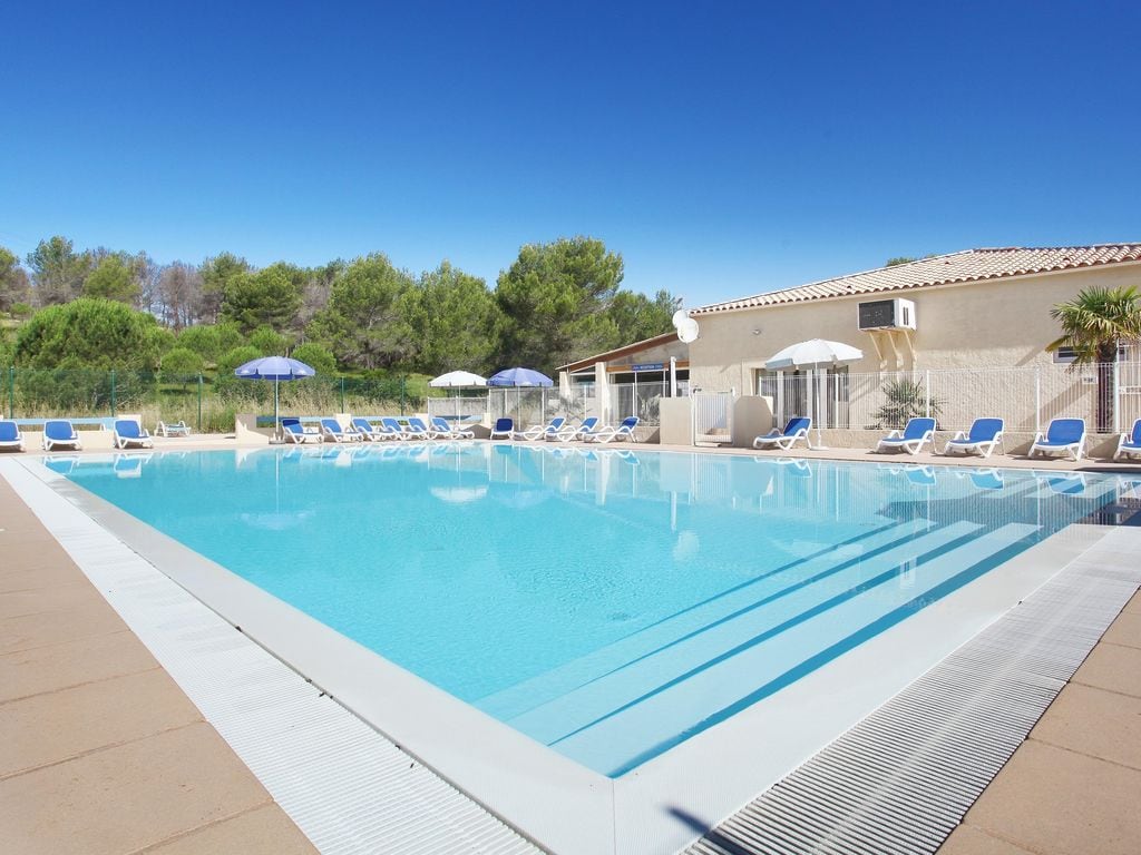 Résidence Shangri-La ligt rustig in een mooie parkachtige omgeving, in een wat hoger gelegen buitenwijk van het dorp Carnoux-en-Provence. Het gezellige vissersplaatsje Cassis en haar bekende Calanque..