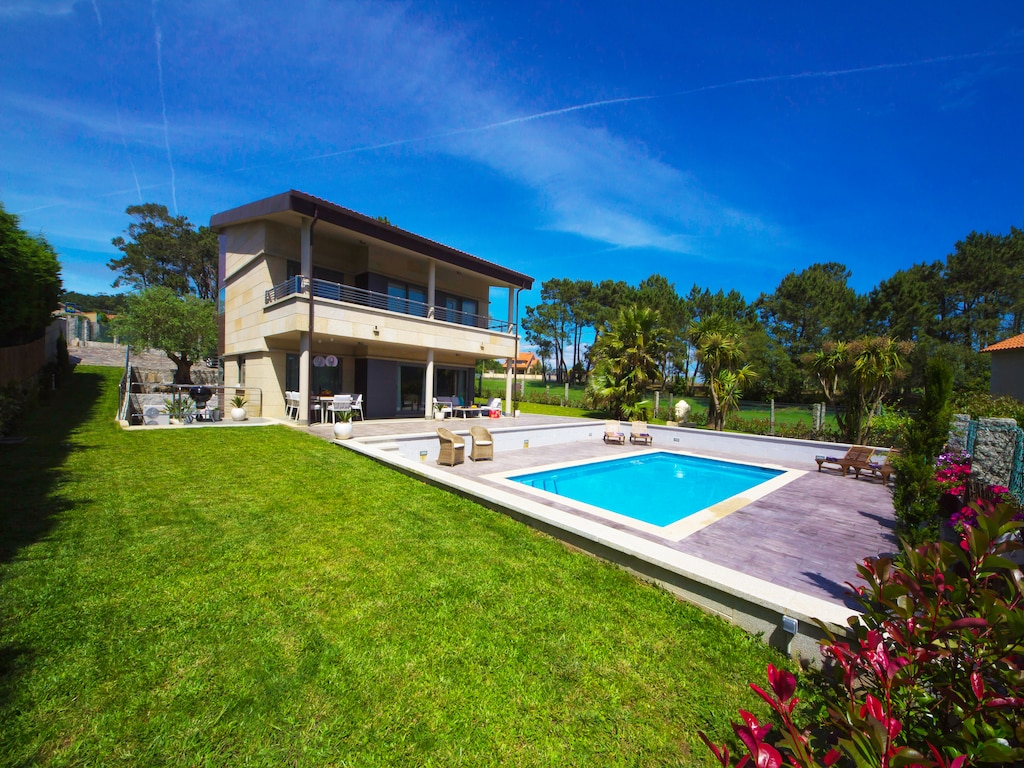 Villa in Sanxenxo met Zeezicht en Zwembad