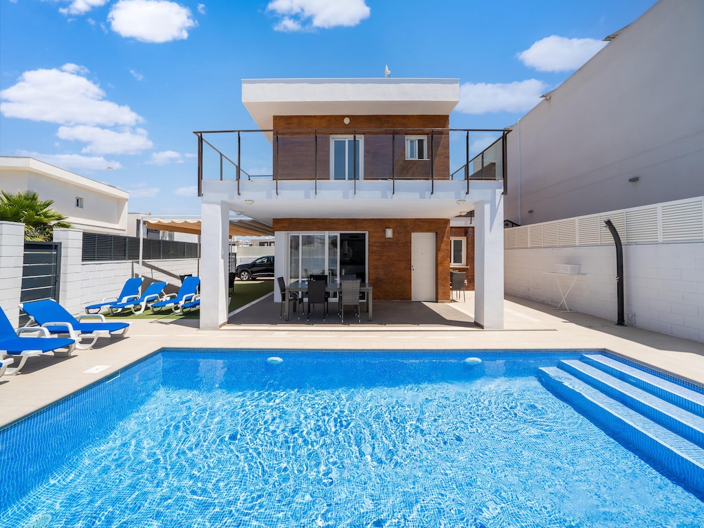 Zonnige villa met privézwembad