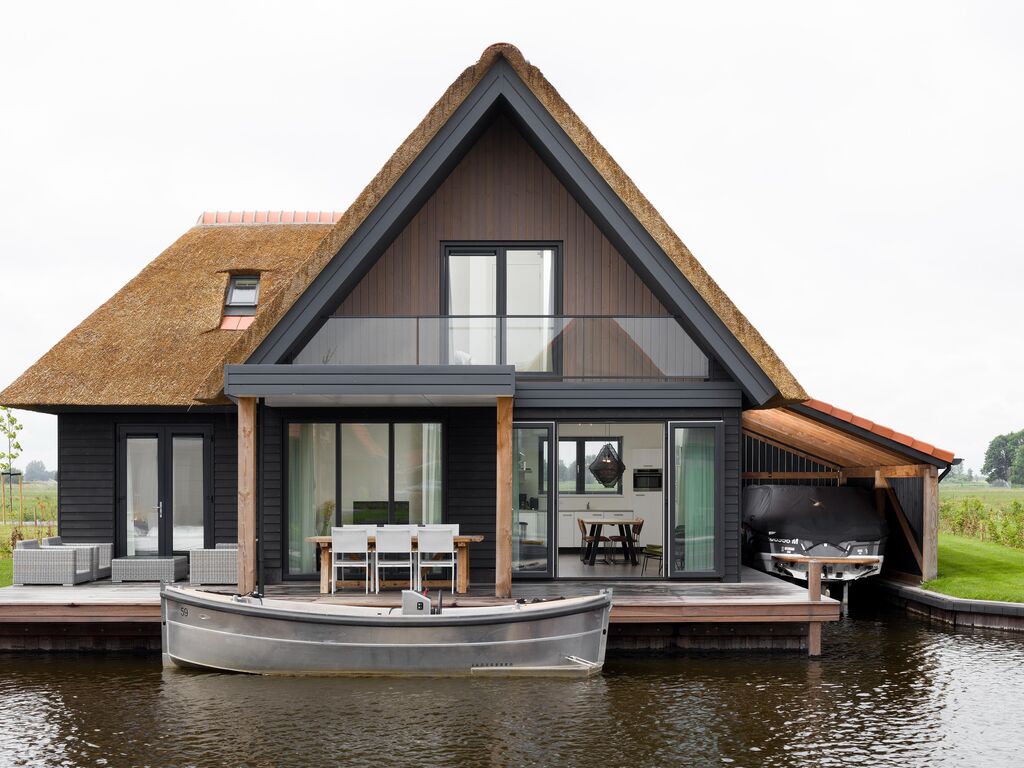 Moderne Wasservilla mit drei Bädern an den Friesischen Seen.