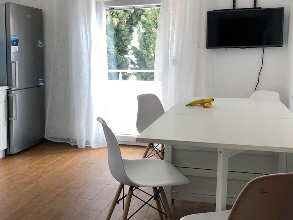 Ruimtelijk appartement op het eiland Pag nabij het strand
