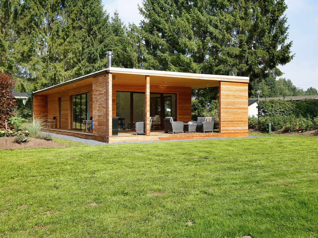 Moderne Hütte mit Holzofen in der Nähe von Almelo