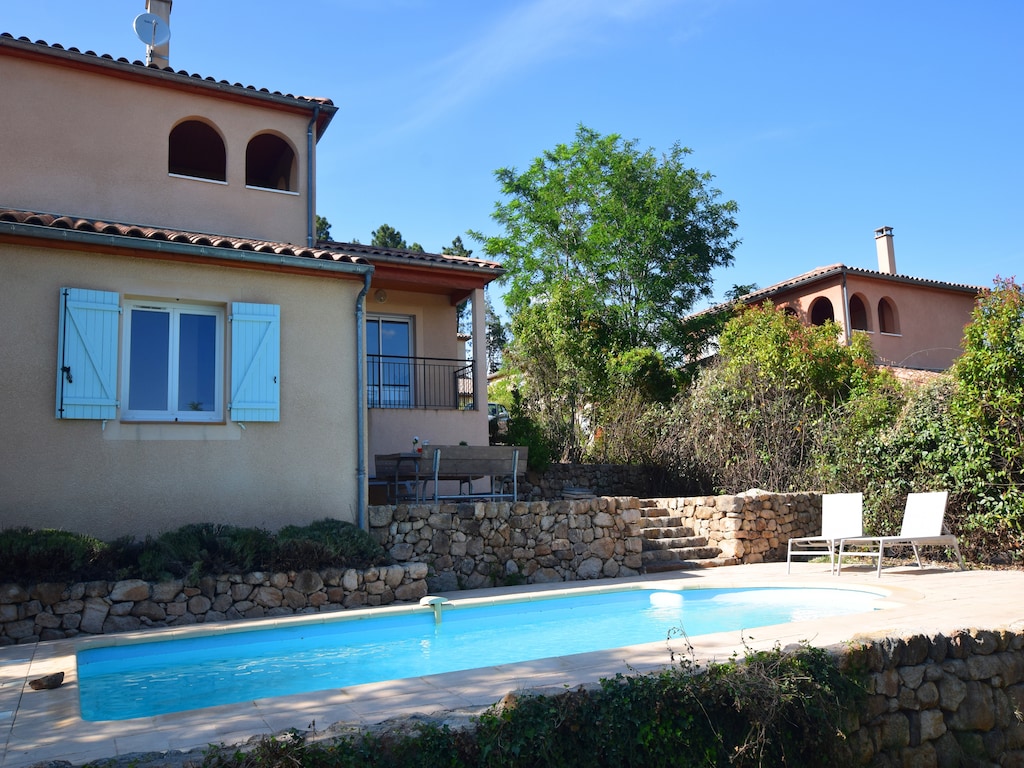 Hangvilla mit Pool, Joyeuse