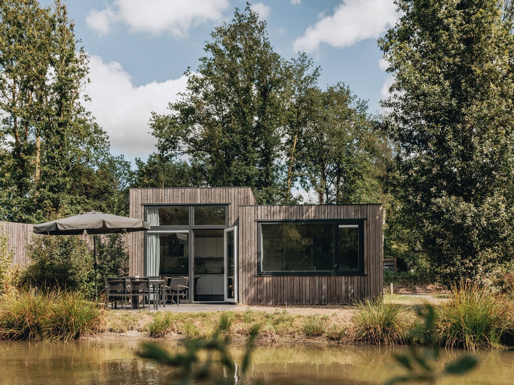 Moderne Lodge am Wasser, im Grünen gelegen